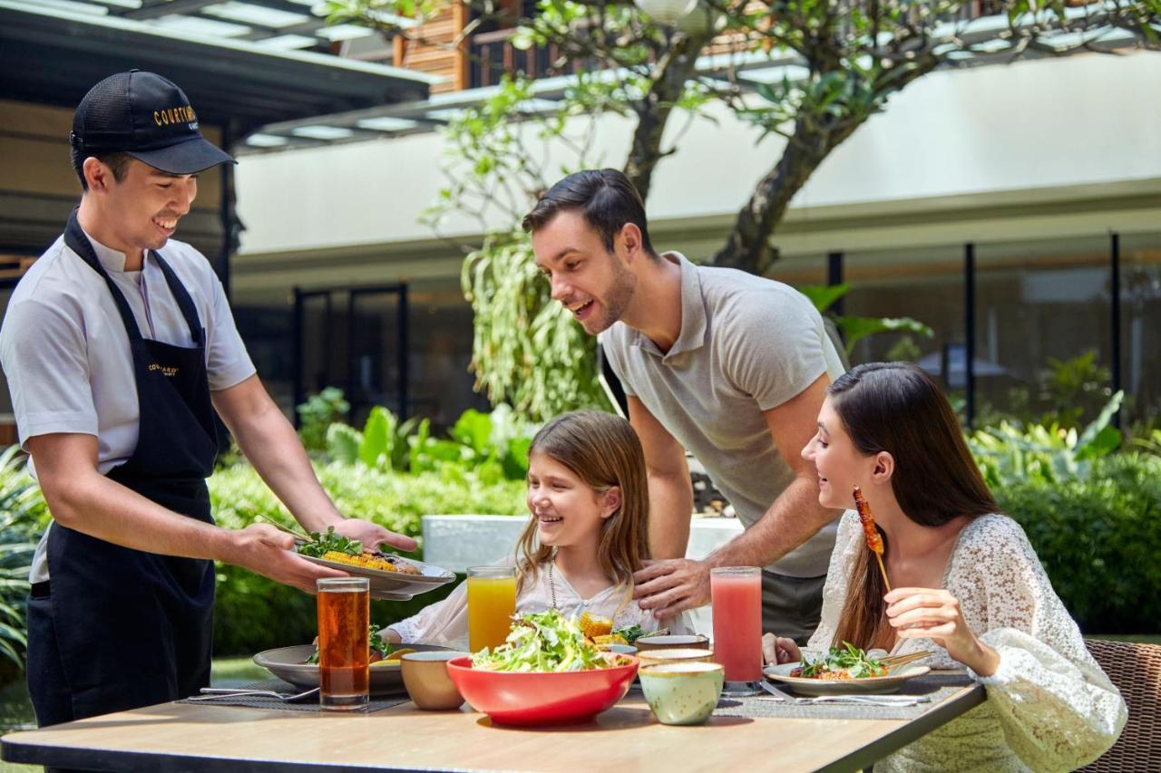 Courtyard By Marriott Bali Seminyak Resort Eksteriør billede Family dining at the hotel