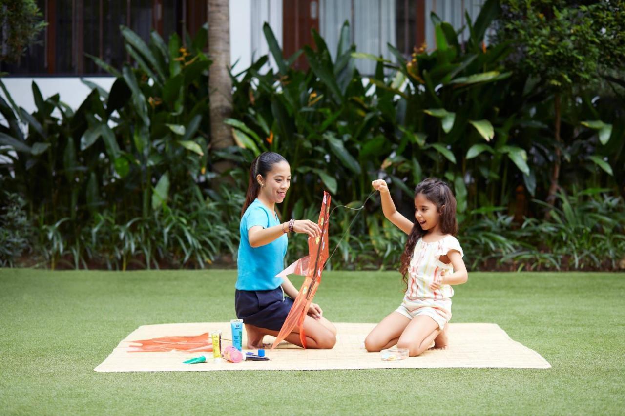 Courtyard By Marriott Bali Seminyak Resort Eksteriør billede Children playing with a hula hoop