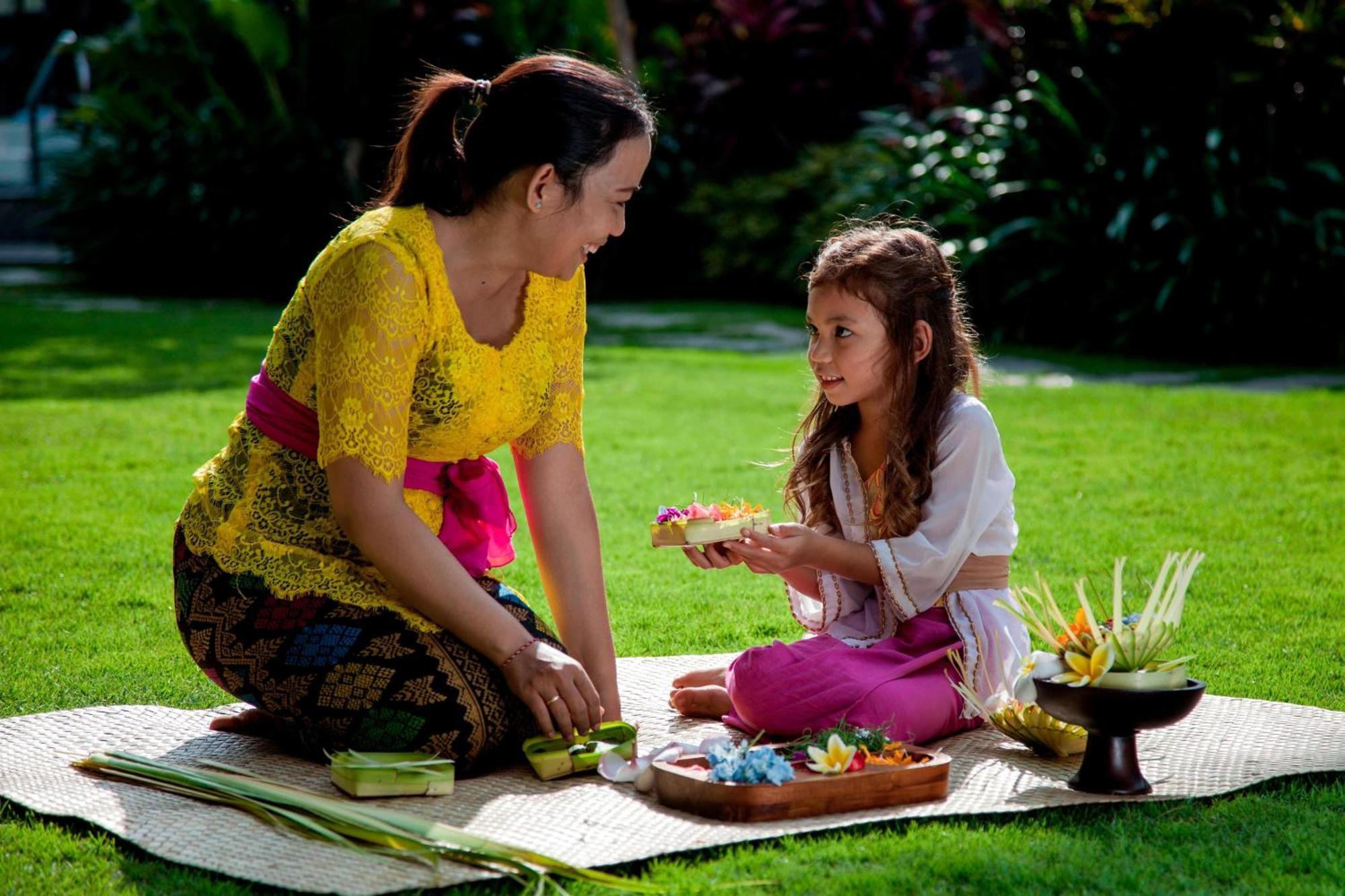 Courtyard By Marriott Bali Seminyak Resort Eksteriør billede A Balinese Hindu woman and her daughter preparing offerings.