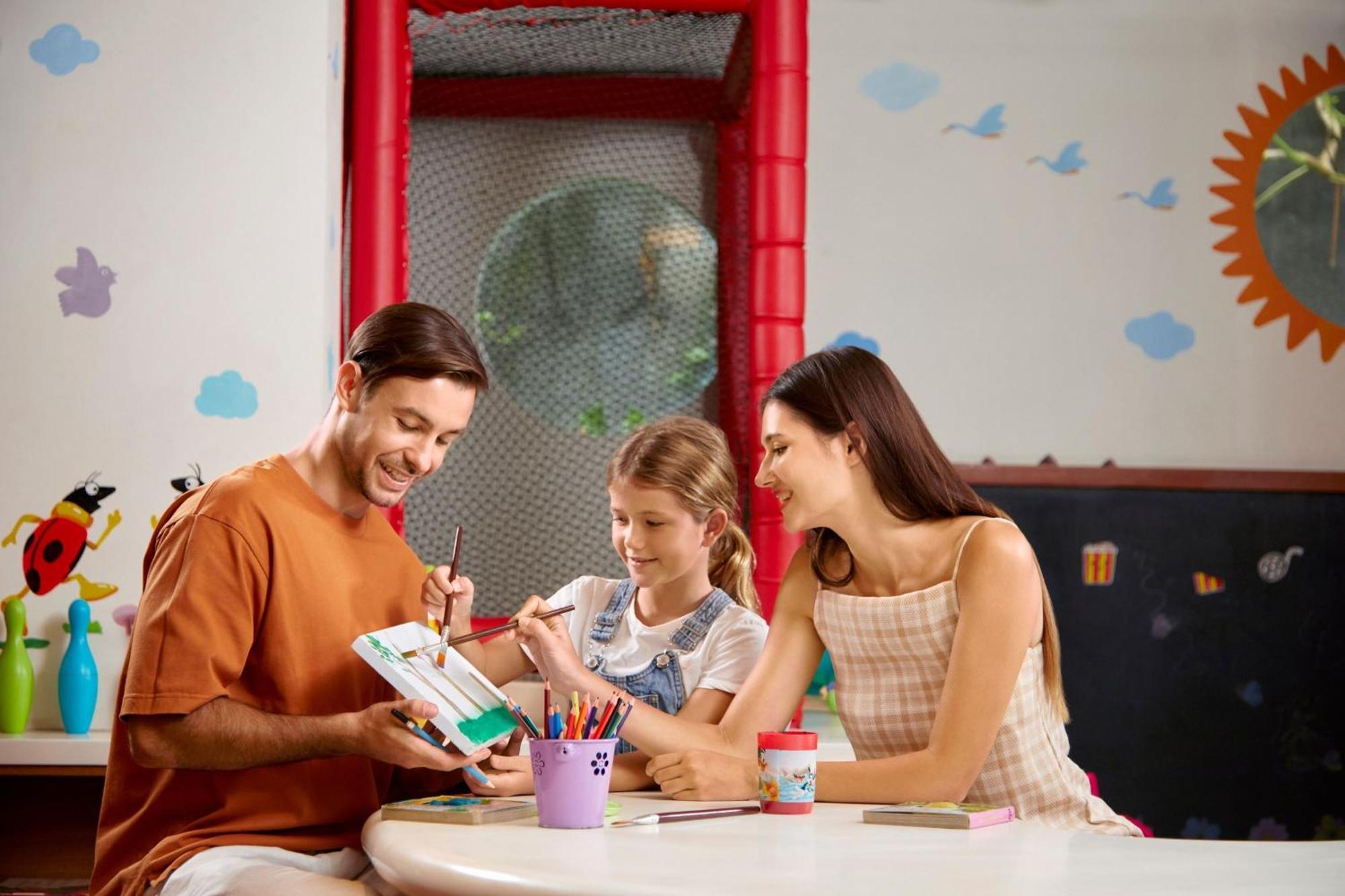 Courtyard By Marriott Bali Seminyak Resort Eksteriør billede Parents and children at a LEGO education centre