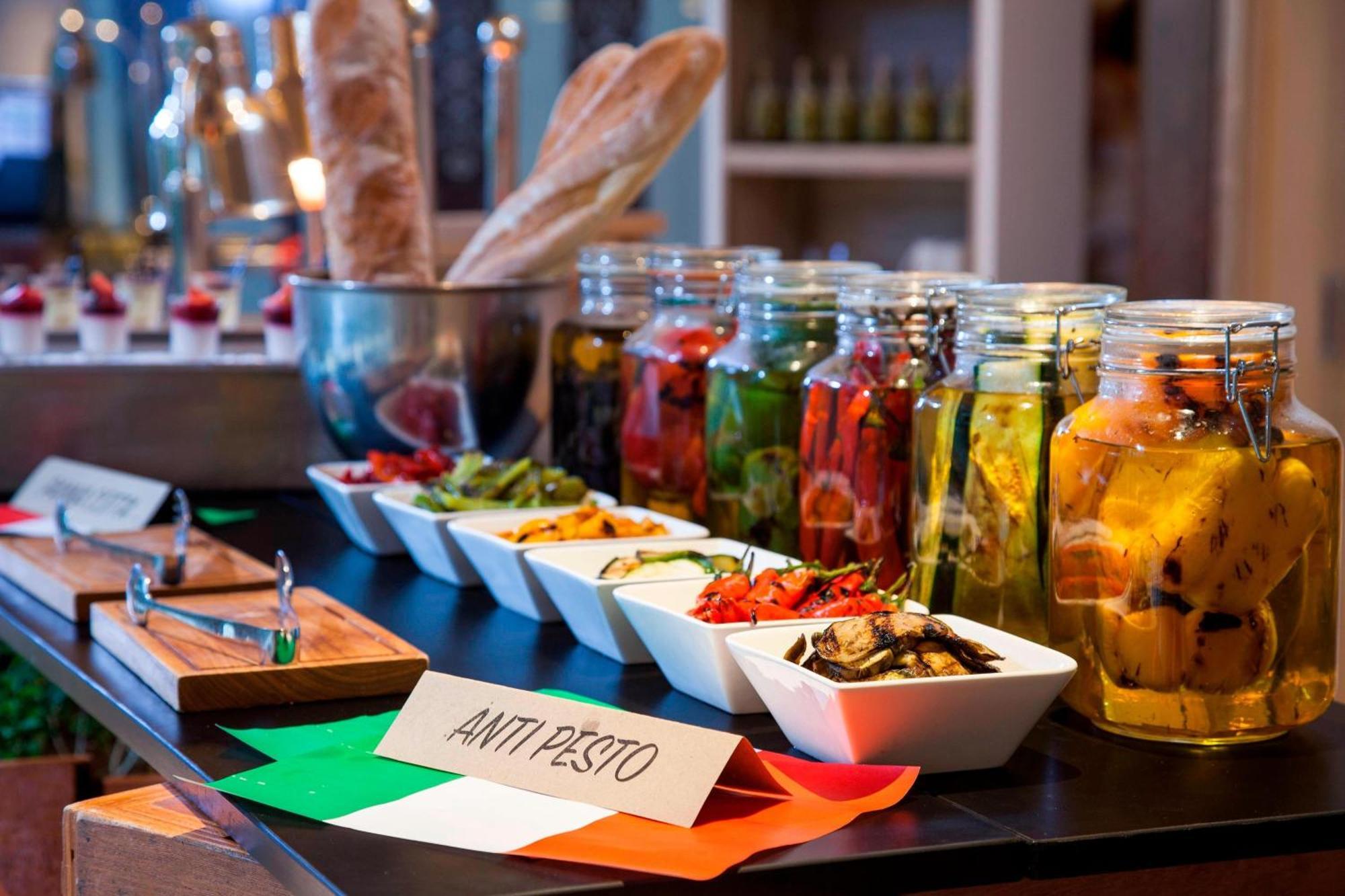 Courtyard By Marriott Bali Seminyak Resort Eksteriør billede Antipasto