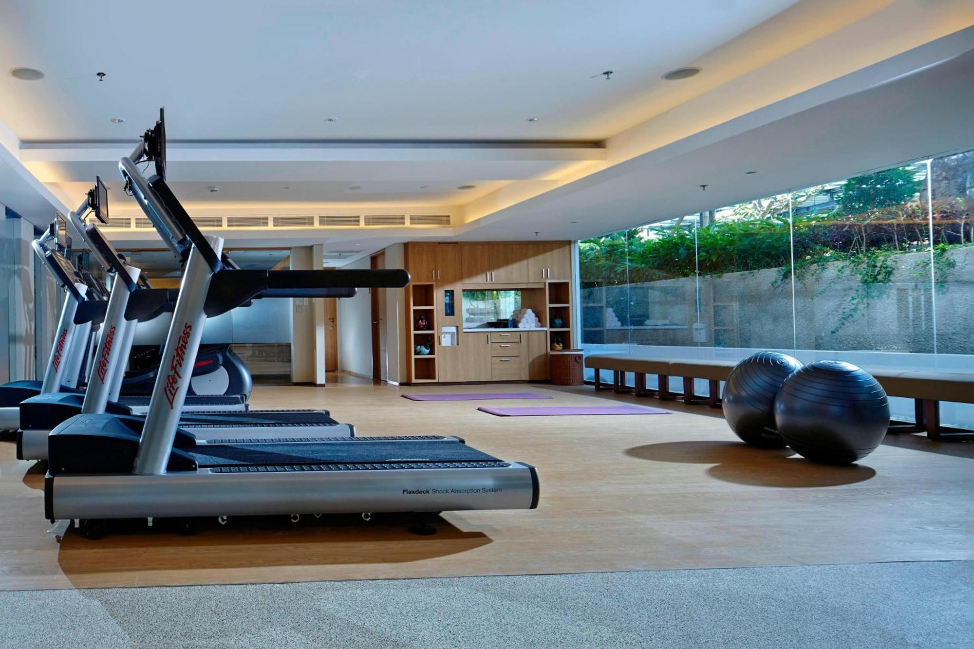 Courtyard By Marriott Bali Seminyak Resort Eksteriør billede The gym at the hotel