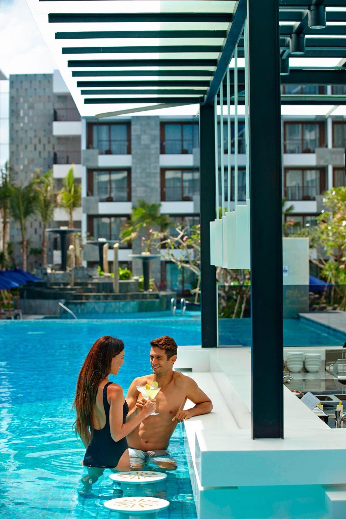 Courtyard By Marriott Bali Seminyak Resort Eksteriør billede The swimming pool at the hotel