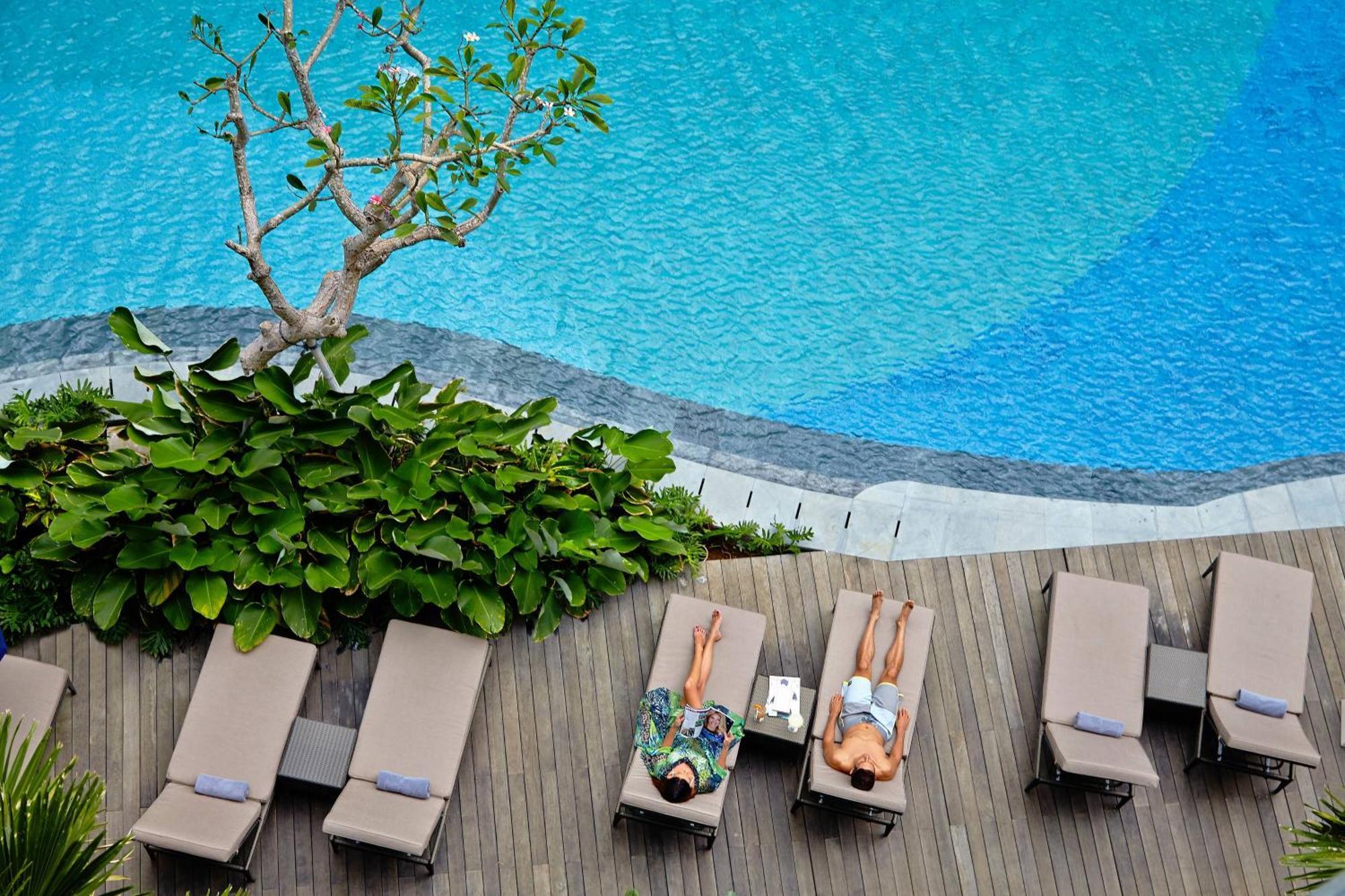 Courtyard By Marriott Bali Seminyak Resort Eksteriør billede The pool at the hotel