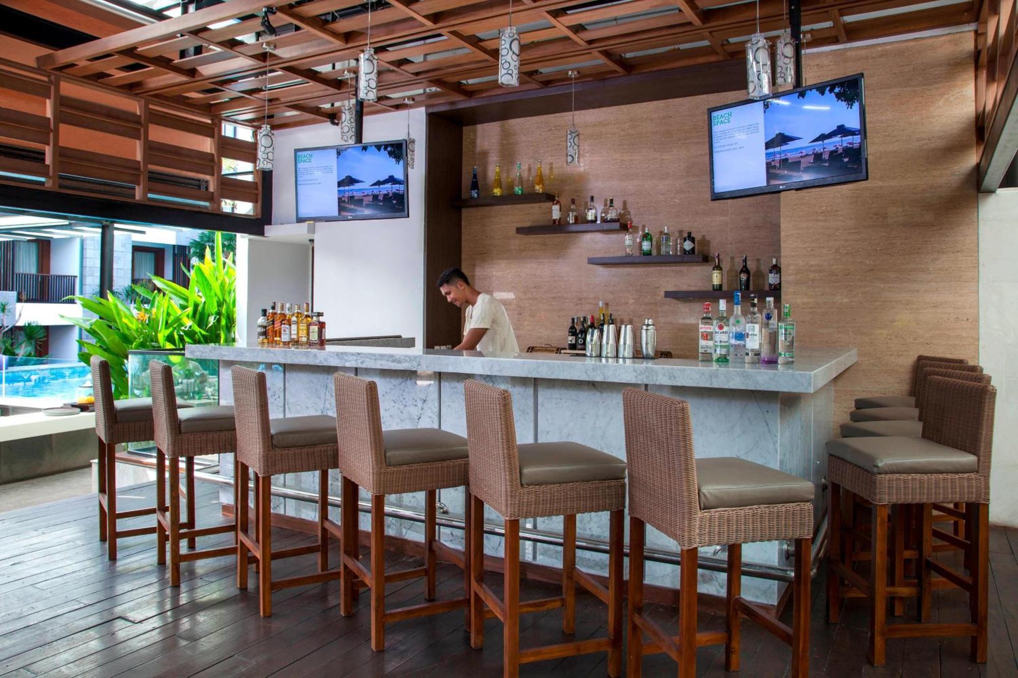 Courtyard By Marriott Bali Seminyak Resort Eksteriør billede The bar at the pool