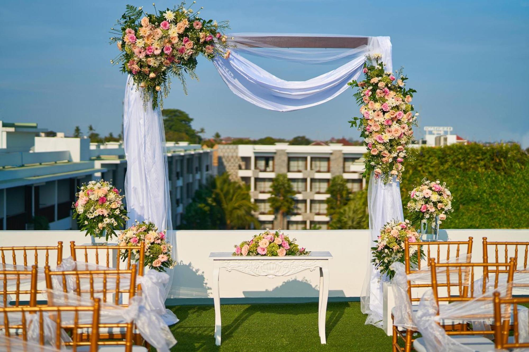 Courtyard By Marriott Bali Seminyak Resort Eksteriør billede A wedding canopy