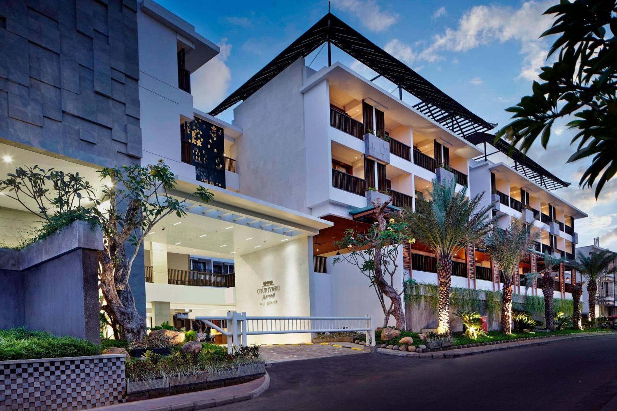 Courtyard By Marriott Bali Seminyak Resort Eksteriør billede The hotel's main entrance