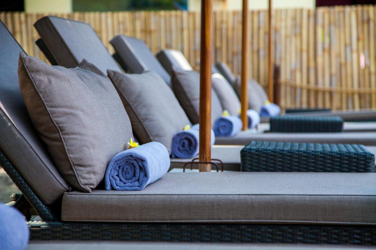 Courtyard By Marriott Bali Seminyak Resort Eksteriør billede A row of chaise lounges